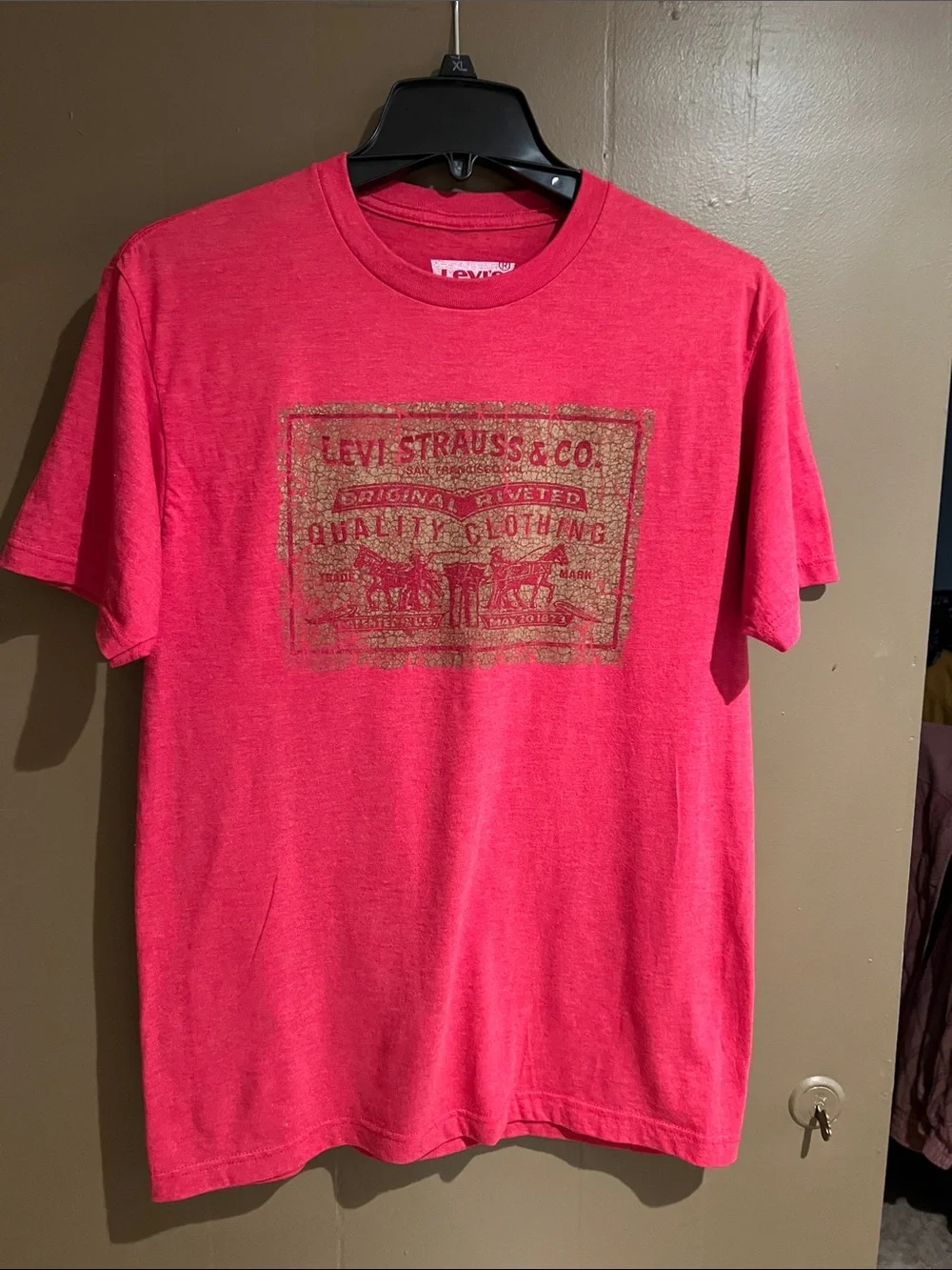 Levi's Men's Bright Red Short Sleeve Tee with Gold Logo Print Sz M